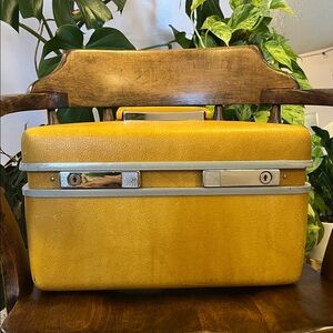 MCM Vintage Samsonite Royal Traveller Medalist Yellow Hard Shell Train Case